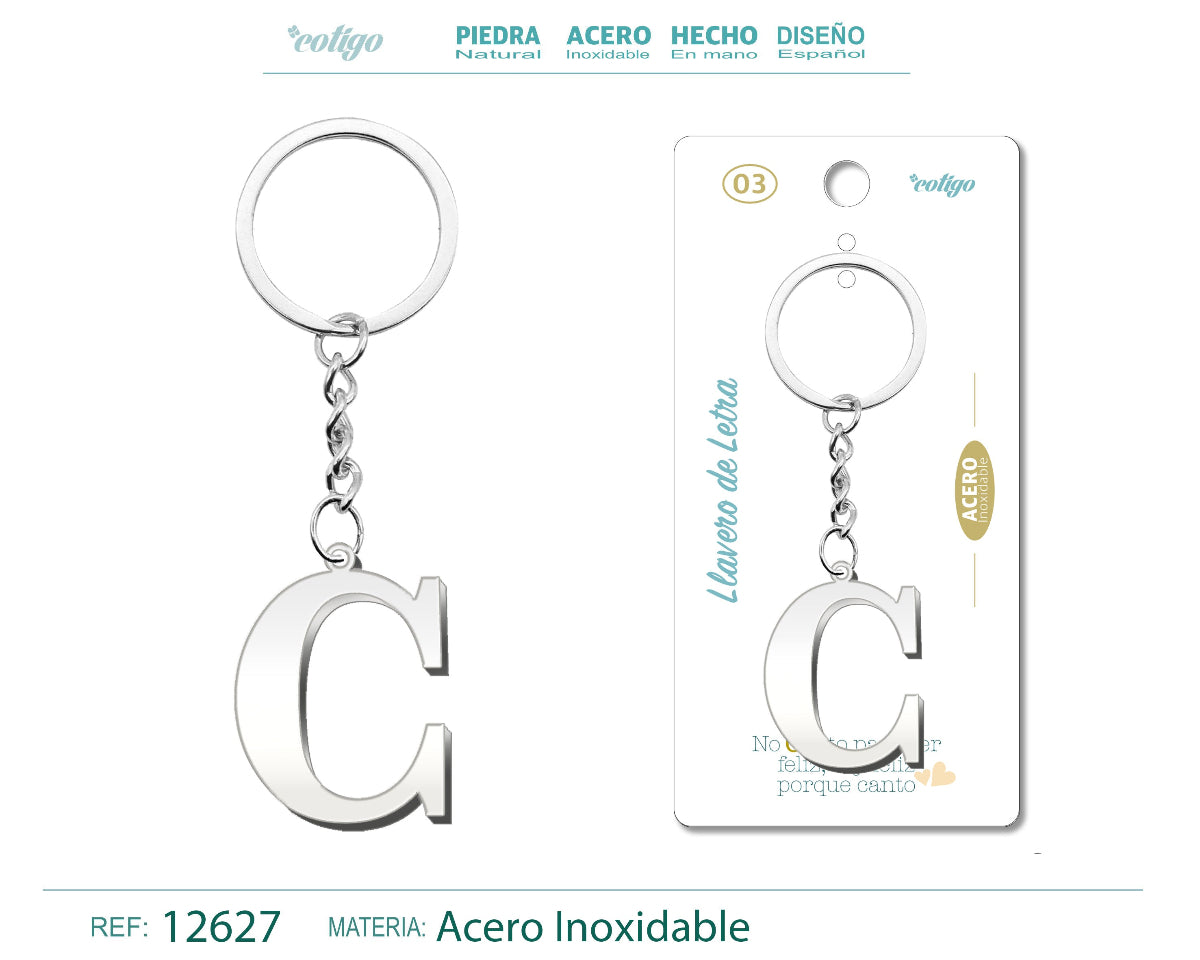 Llavero con forma de letra C de acero inoxidable plateado, diseño clásico con serifas, presentado en tarjeta de regalo de la marca Cotigo.
