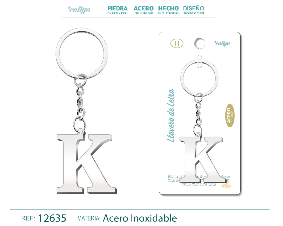 Llavero con la inicial letra K de acero inoxidable, diseño moderno plateado, presentado sobre tarjeta de regalo con frase emotiva de la marca Cotigo.