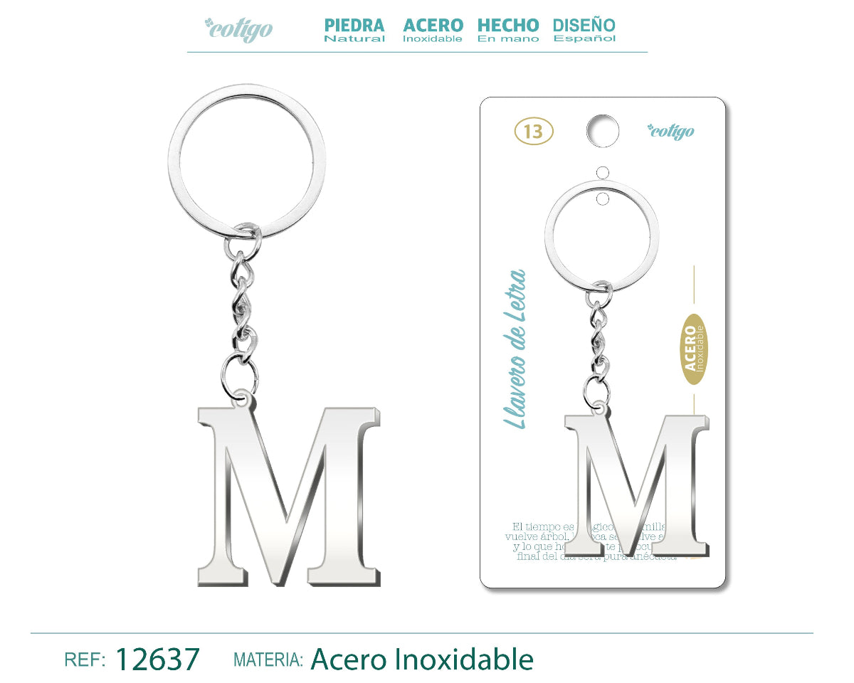 Llavero con la inicial letra M de acero inoxidable, diseño elegante plateado, presentado sobre tarjeta de regalo con frase emotiva de la marca Cotigo.