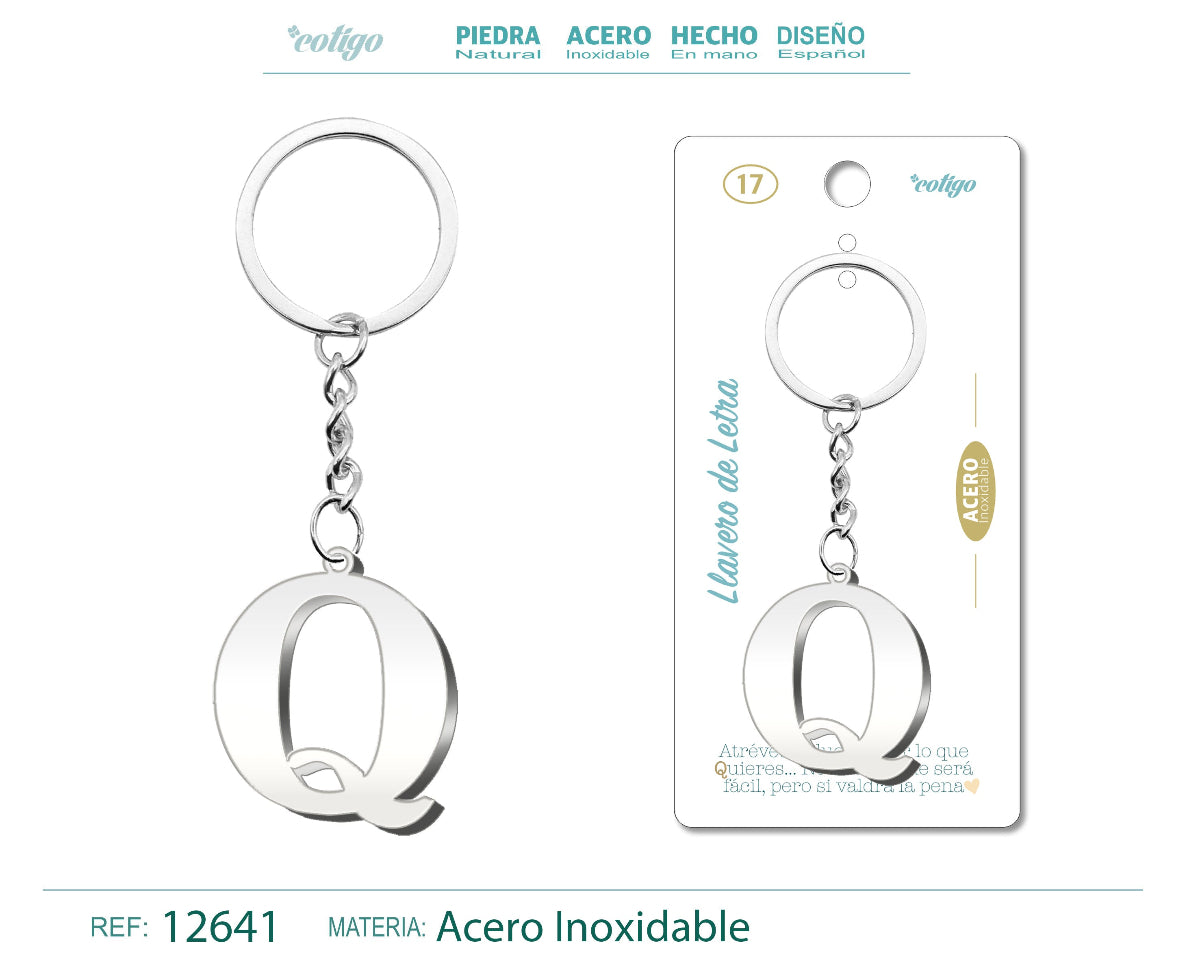 Llavero con la inicial letra Q de acero inoxidable, diseño exclusivo plateado, presentado sobre tarjeta de regalo con frase emotiva de la marca Cotigo.