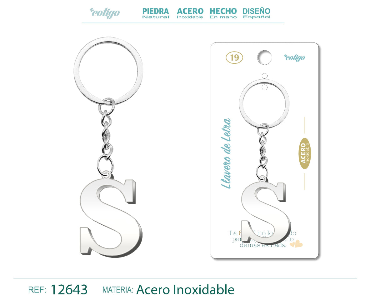 Llavero con la inicial letra S de acero inoxidable, diseño sinuoso plateado, presentado sobre tarjeta de regalo con frase emotiva de la marca Cotigo.