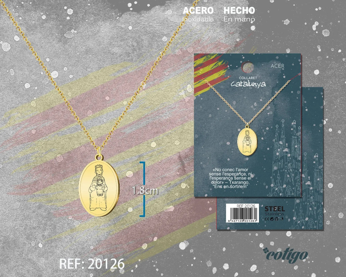 Collar de cadena fina con colgante ovalado de la Virgen de Montserrat en acero inoxidable dorado, medida 1,8 cm, sobre tarjeta de regalo con silueta de la Sagrada Familia.