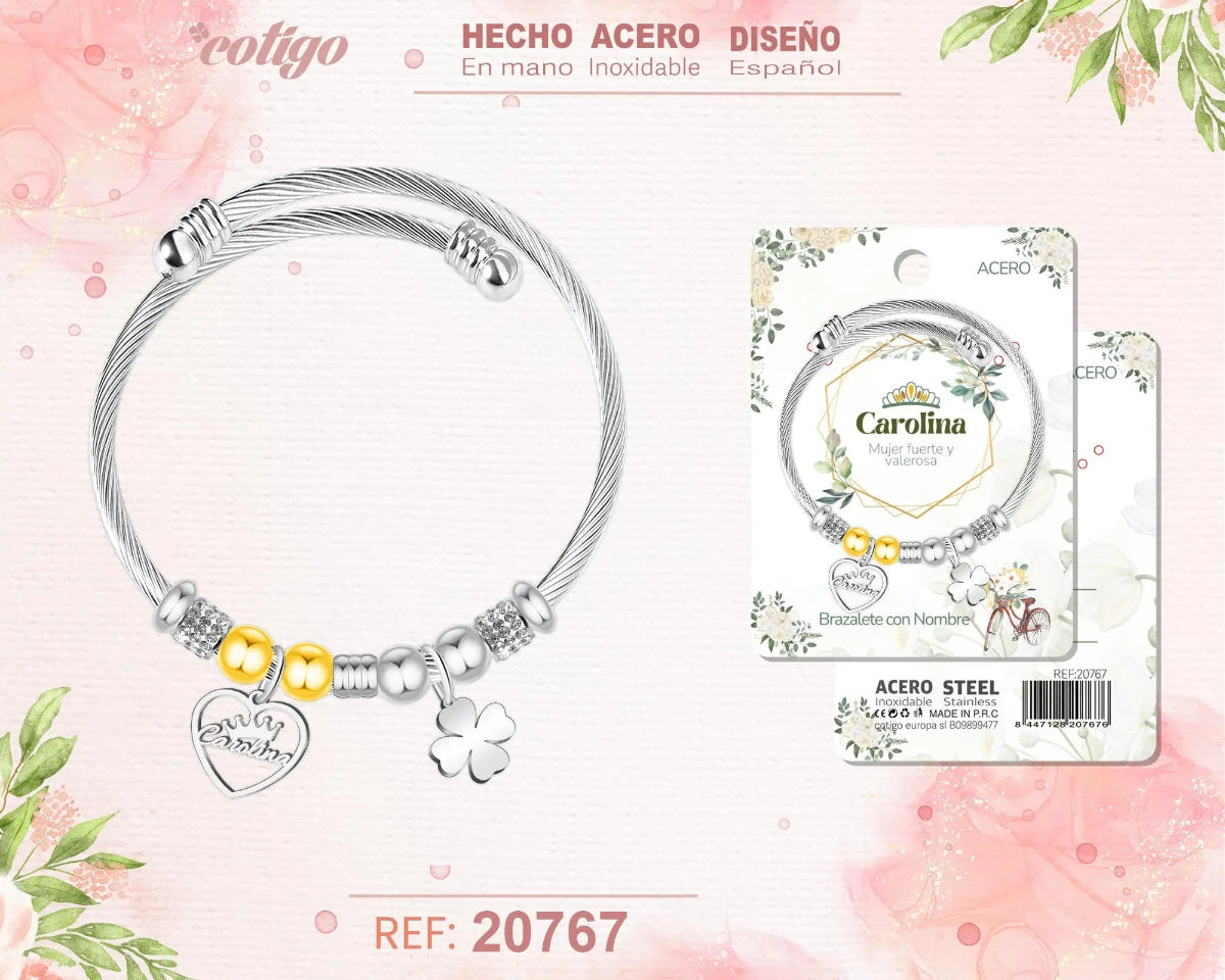Brazalete rígido de acero inoxidable estilo cable trenzado con el nombre Carolina, colgante de corazón, trébol de la suerte y detalles brillantes.