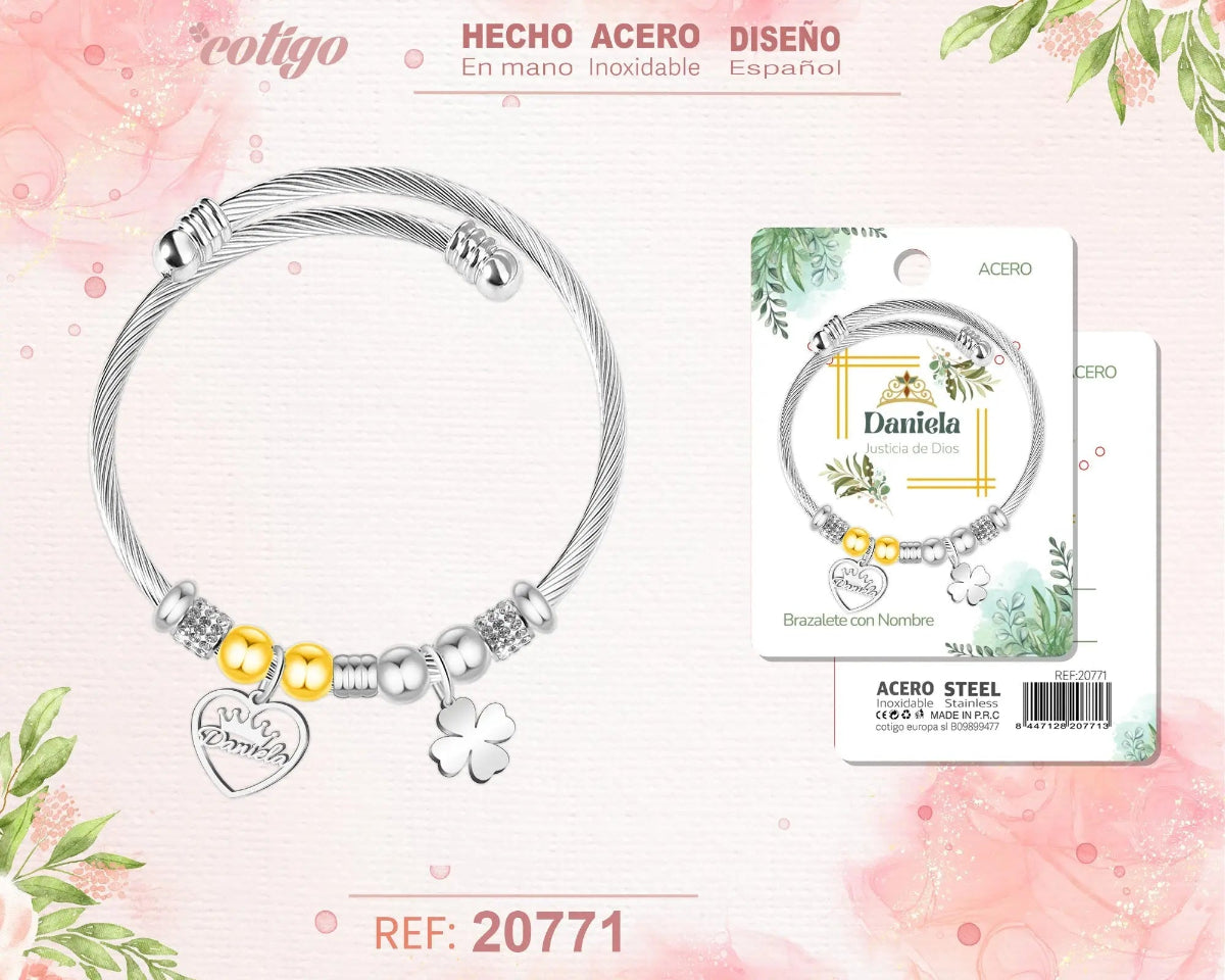 Brazalete rígido de acero inoxidable estilo cable trenzado con el nombre Daniela, colgante de corazón, trébol de la suerte y detalles brillantes.