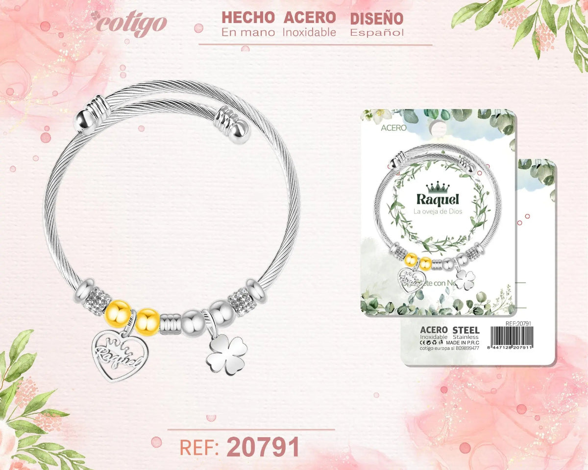 Brazalete de acero inoxidable trenzado con nombre Raquel, colgante de corazón calado y trébol de la suerte con detalles brillantes.