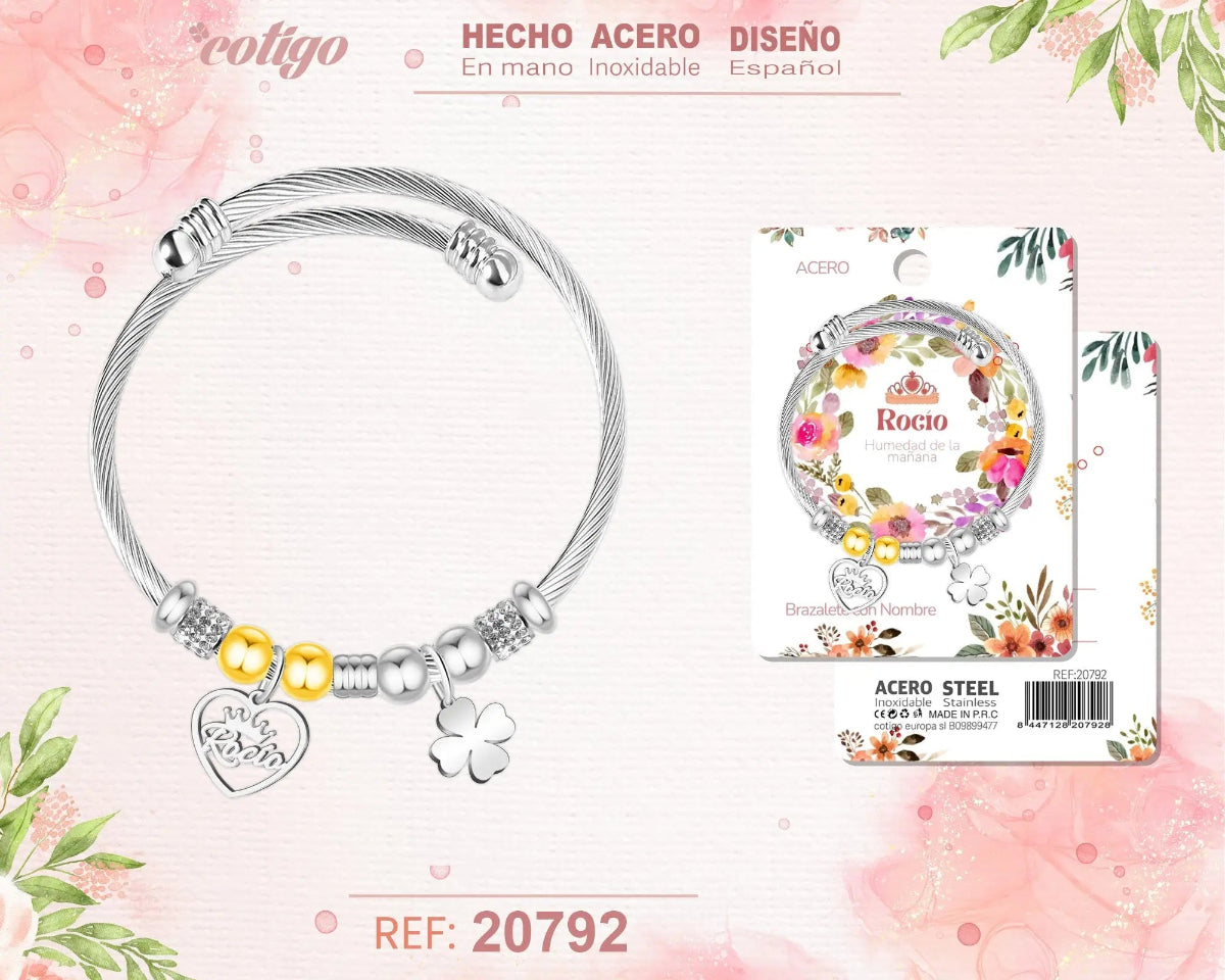Brazalete rígido de acero inoxidable con el nombre Rocío, colgante de corazón grabado y trébol de cuatro hojas plateado.