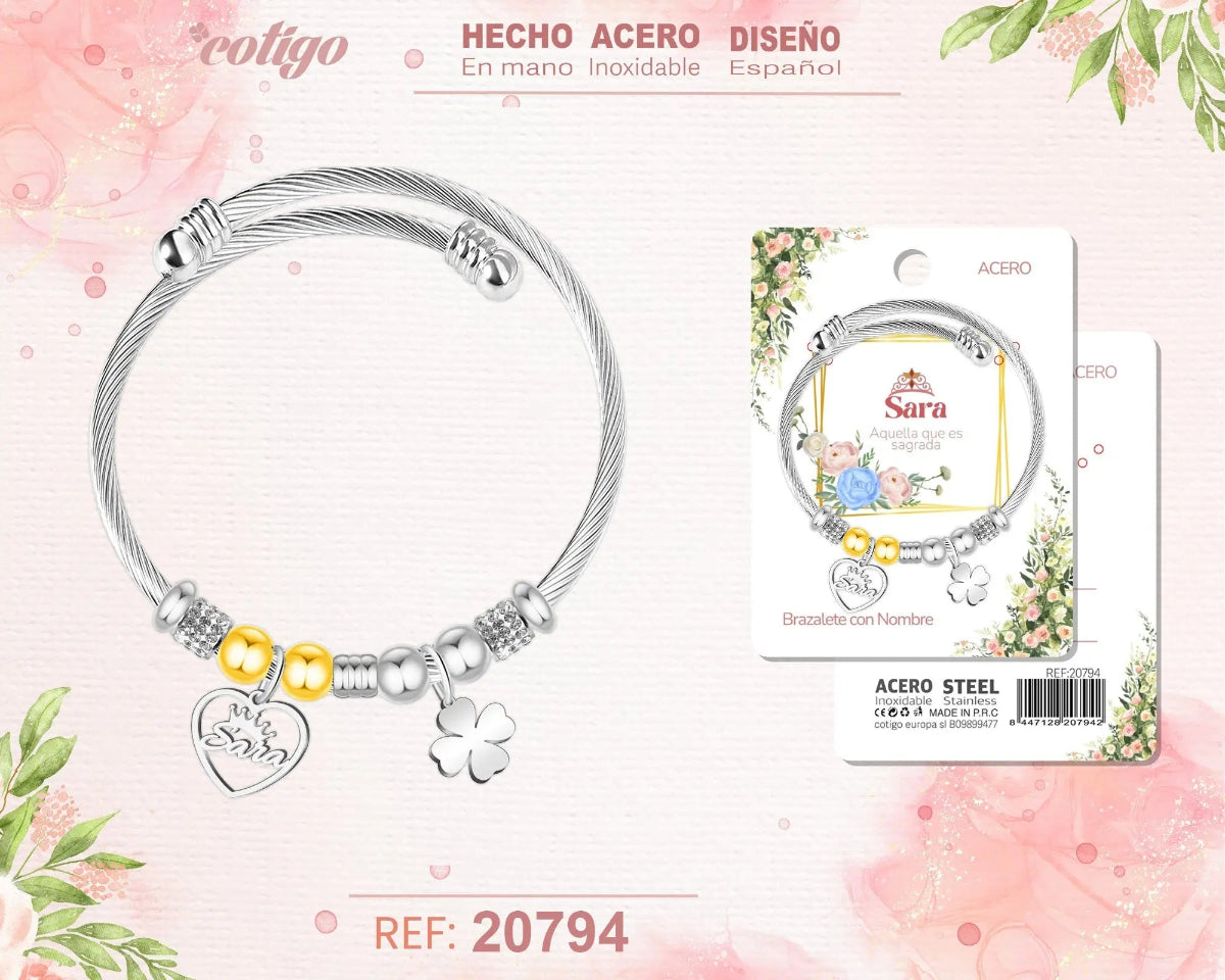 Brazalete rígido de acero inoxidable trenzado con el nombre Sara, dijes de corazón y trébol de cuatro hojas con detalles brillantes.
