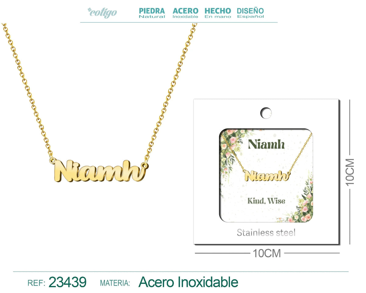 Collar dorado con nombre Niamh escrito en cursiva diseño celta sofisticado y acabado brillante en acero inoxidable