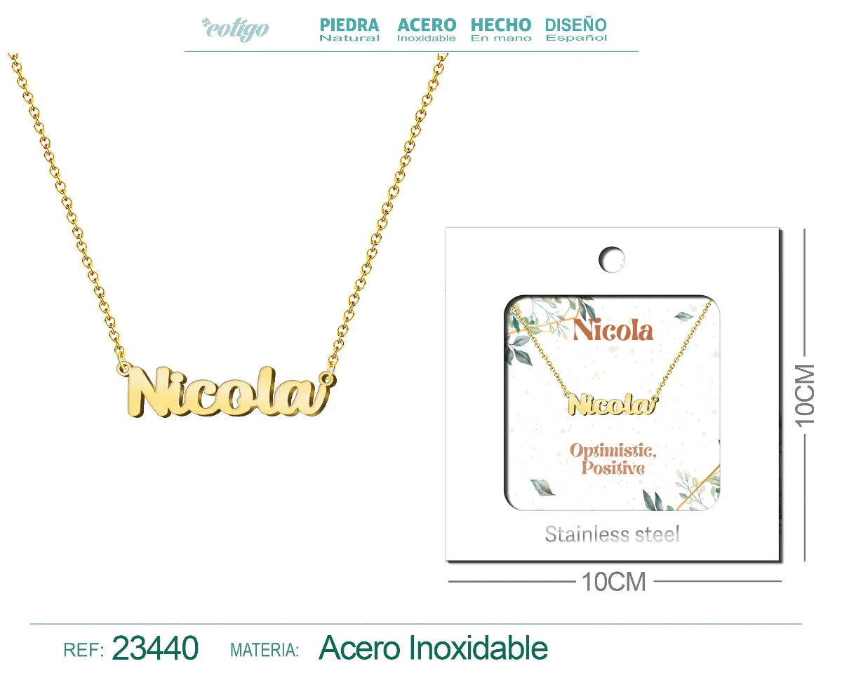 Collar dorado con nombre Nicola escrito en cursiva diseño minimalista y sofisticado con acabado brillante en acero inoxidable