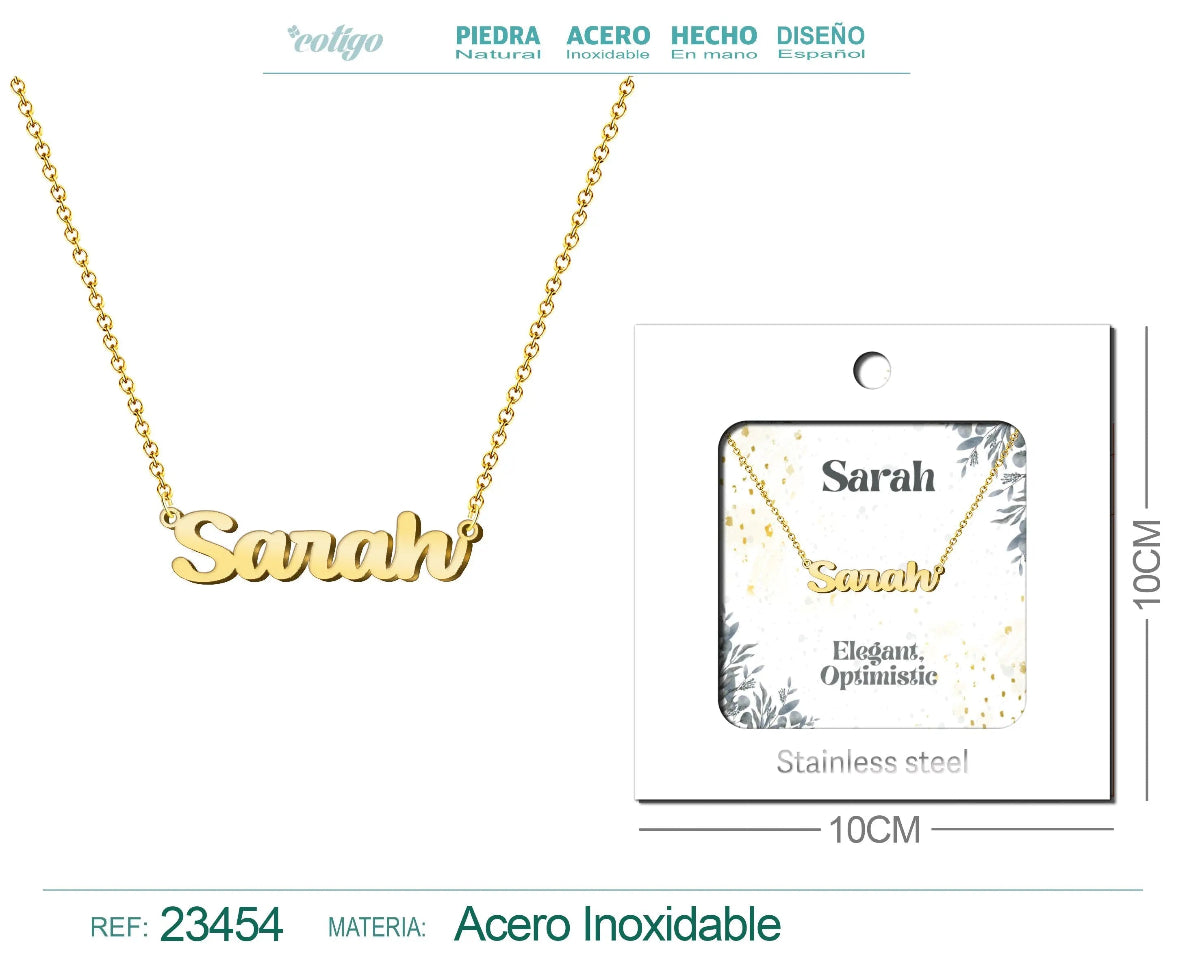 Collar dorado con nombre Sarah escrito en cursiva diseño clásico minimalista y acabado brillante en acero inoxidable