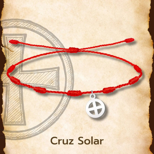 Pulsera de hilo rojo con 7 nudos y dije circular de Cruz Solar en acero plateado sobre fondo de pergamino antiguo.
