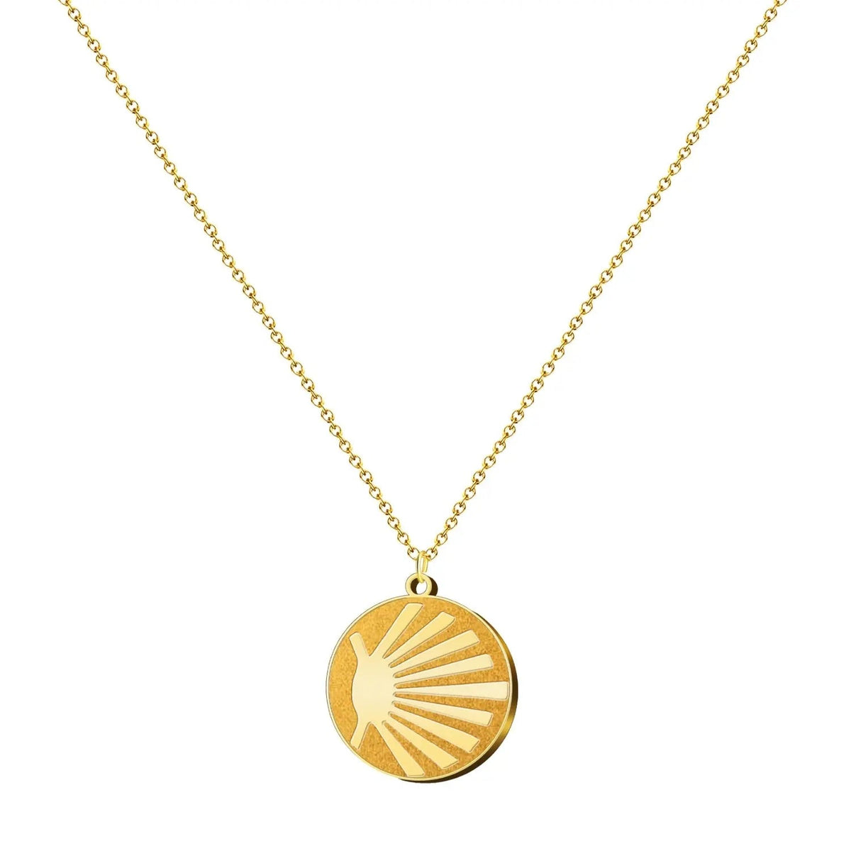 Colgante circular dorado con motivo de vieira y cadena sobre fondo blanco.