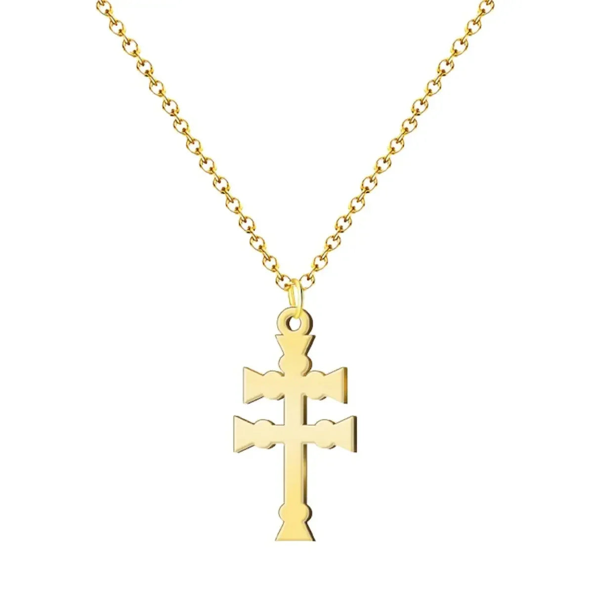 Collar con Cruz de Caravaca de acero inoxidable dorado sobre fondo blanco.