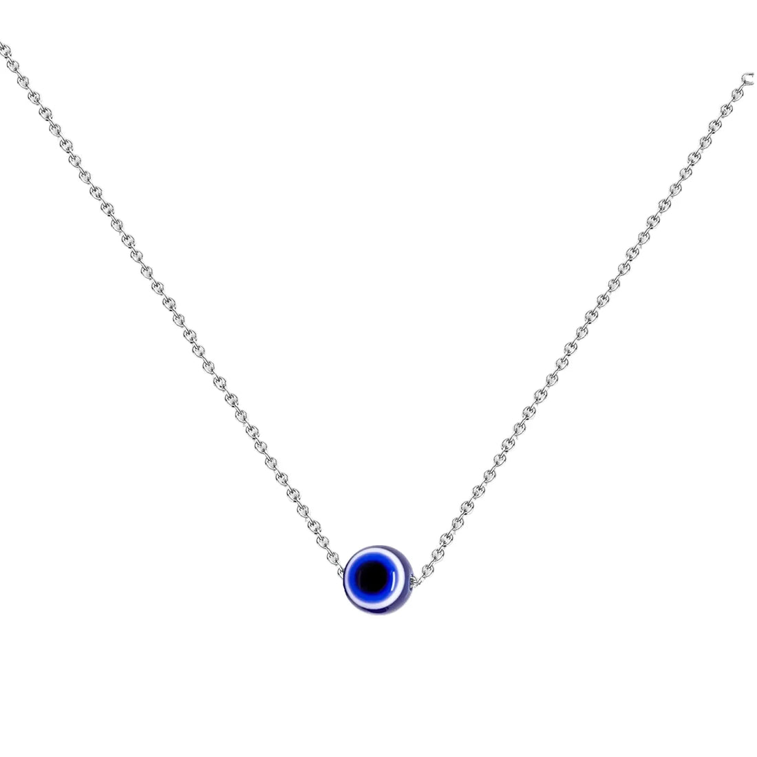 Collar de acero inoxidable plateado con ojo turco azul y blanco sobre fondo blanco.