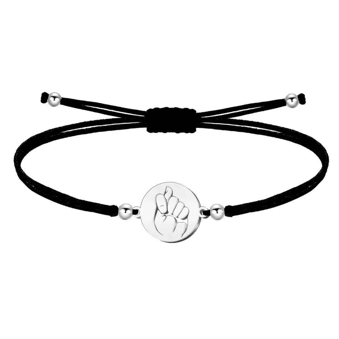 Pulsera de cordón negro con disco plateado que representa una higa