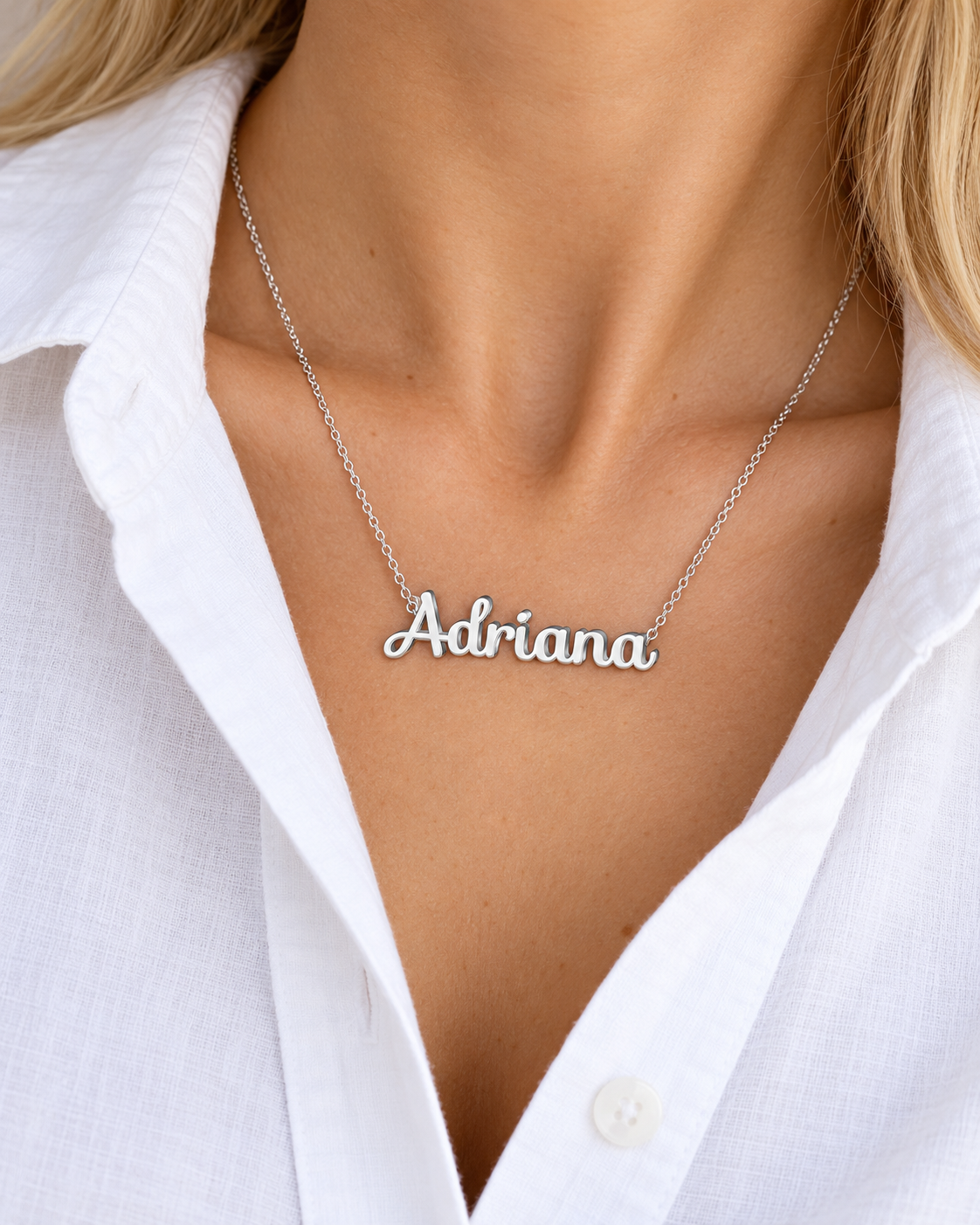 Collar plateado con el nombre Adriana con camisa blanca