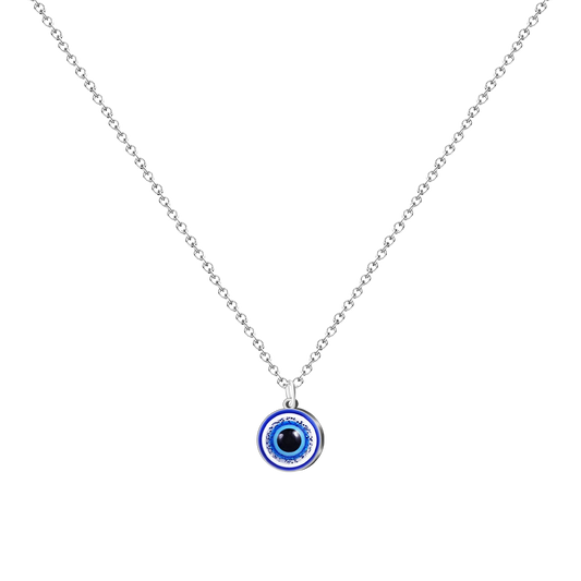 Collar de acero inoxidable plateado con colgante circular de ojo turco azul y cerco de cristales blancos brillantes.