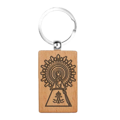 Llavero rectangular de madera natural con la silueta de la Virgen del Pilar grabada a láser en color oscuro. Anilla metálica plateada.