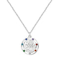 Colgante redondo de acero plateado con el símbolo del Tetragrammatón rodeado de circonitas de colores. Amuleto de protección espiritual y claridad mental.