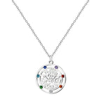 Colgante redondo de acero plateado con el símbolo del Tetragrammatón rodeado de circonitas de colores. Amuleto de protección espiritual y claridad mental.