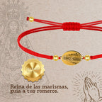 Pulsera Medalla de Virgen del Rocío con Hilo Rojo en Acero Dorado detalle