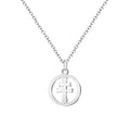 Colgante tipo medalla redonda y calada con la Cruz de Caravaca en acero inoxidable color plata, diseño minimalista sobre fondo blanco