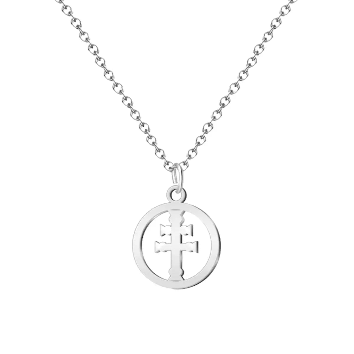 Colgante tipo medalla redonda y calada con la Cruz de Caravaca en acero inoxidable color plata, diseño minimalista sobre fondo blanco