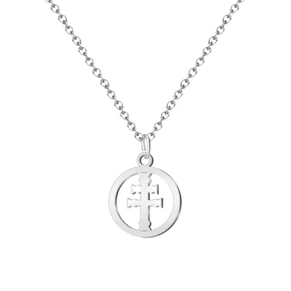 Colgante tipo medalla redonda y calada con la Cruz de Caravaca en acero inoxidable color plata, diseño minimalista sobre fondo blanco