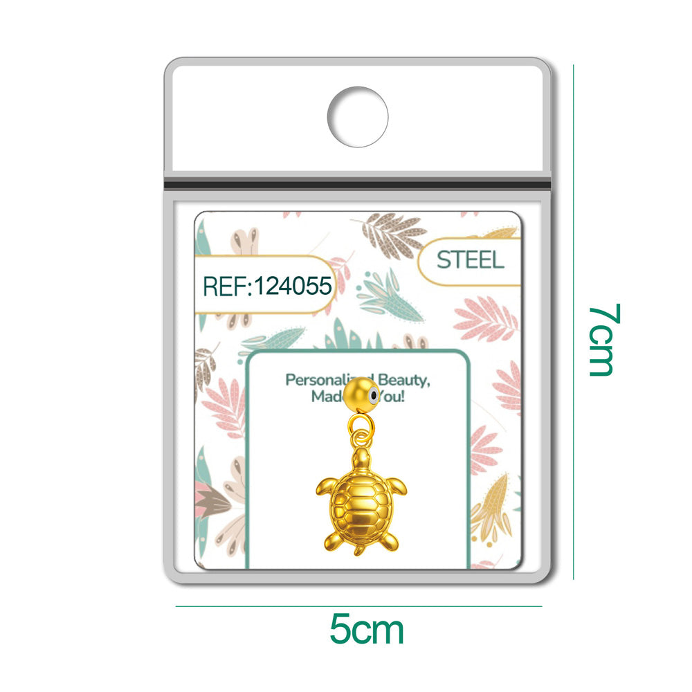 Detalle de charm colgante de tortuga dorada con bola de acero con goma