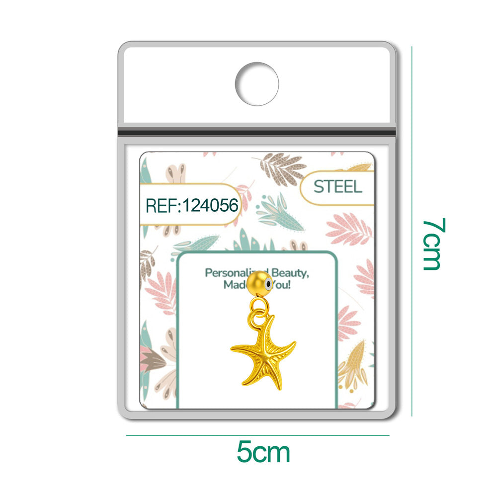 Detalle de charm colgante de estrella de mar dorada con bola de acero con goma
