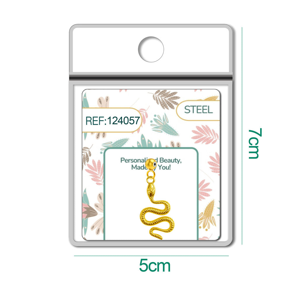Detalle de charm colgante de serpiente dorada con bola de acero con goma