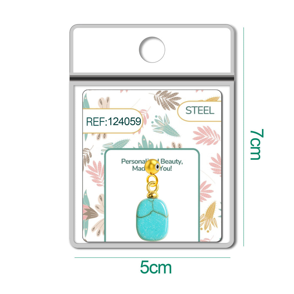 Detalle de charm colgante de escarabajo turquesa con bola de acero con goma