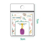 Detalle de charm colgante de piedra morada rectangular con bola de acero con goma