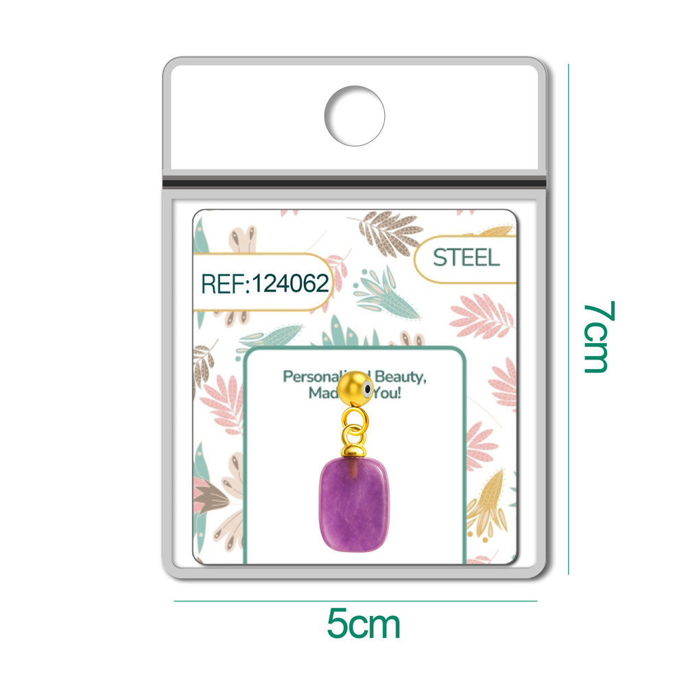Detalle de charm colgante de piedra morada rectangular con bola de acero con goma