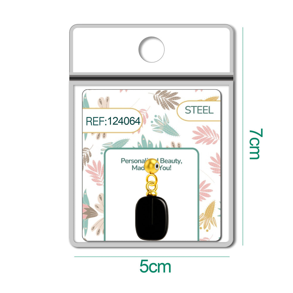 Detalle de charm colgante de ónix negro rectangular con bola de acero con goma