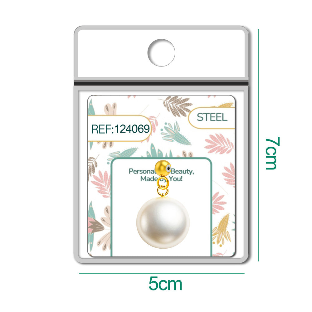 Detalle de charm colgante de perla redonda con bola de acero con goma