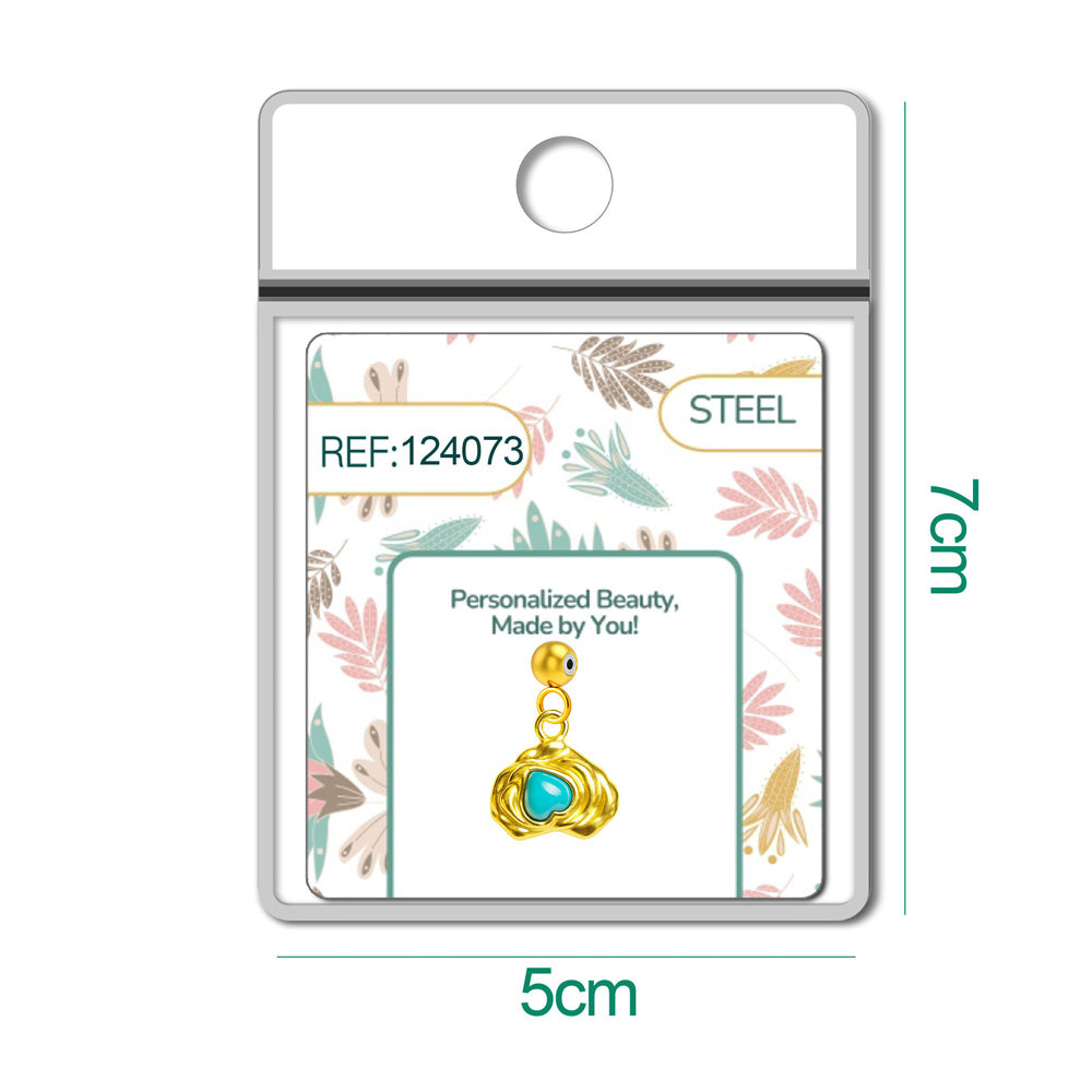 Detalle de charm colgante de corazón turquesa con bola de acero con goma