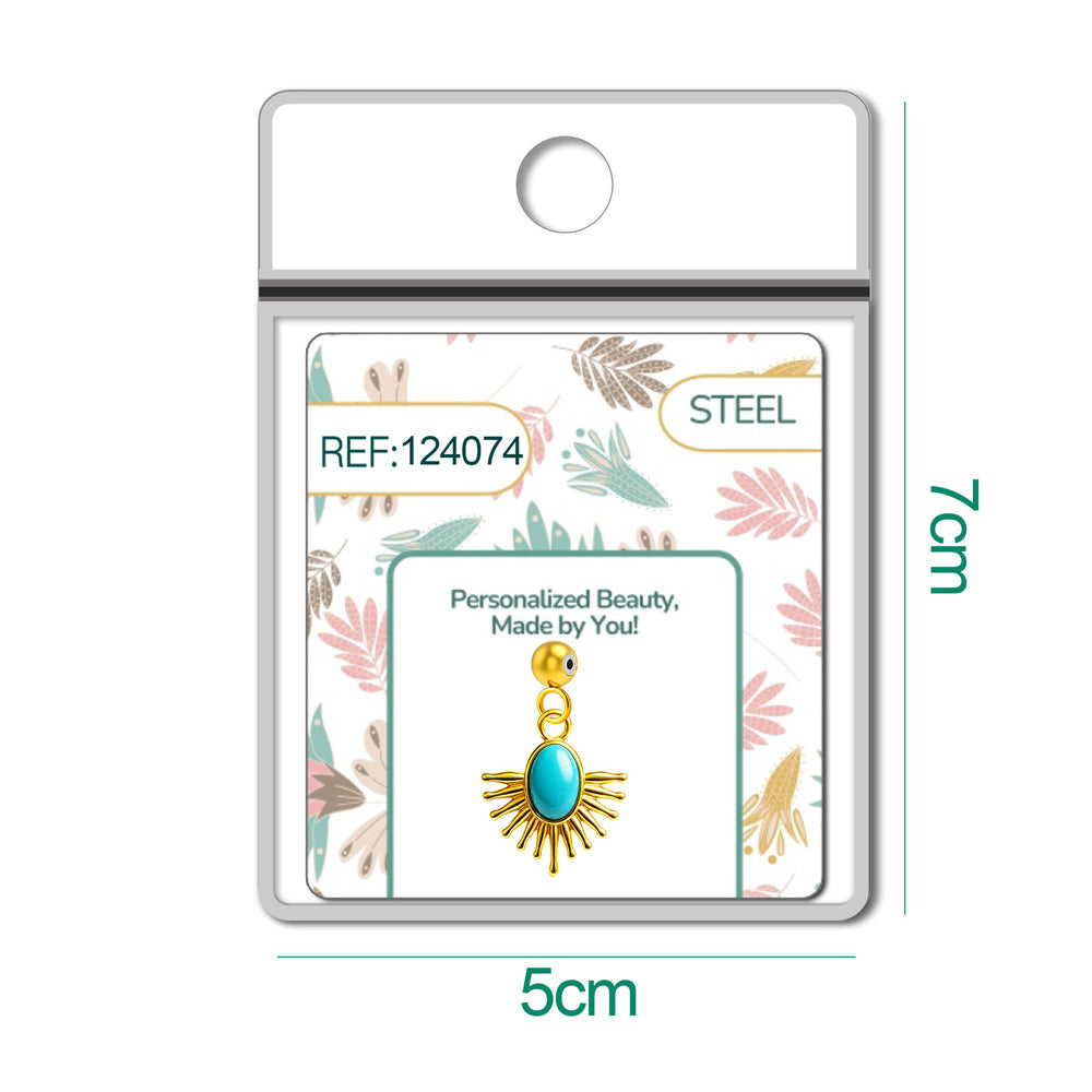 Detalle de charm colgante de sol turquesa con bola de acero con goma