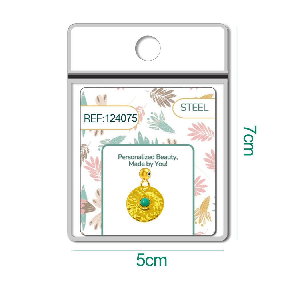 Detalle de charm colgante de medallón turquesa con bola de acero con goma