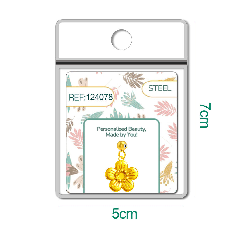 Detalle de charm colgante de flor con bola de acero con goma
