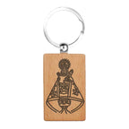 Llavero rectangular de madera natural con grabado oscuro de la Virgen de Covadonga La Santina souvenir religioso