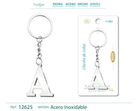 Llavero inicial letra A de acero inoxidable plateado, presentado sobre tarjeta de regalo con frase emotiva, diseño minimalista y elegante.