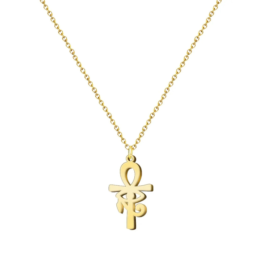 Collar con colgante de la Cruz Egipcia (Ankh) que incorpora el símbolo del Ojo de Horus en su centro, fabricado en acero inoxidable con acabado dorado brillante y cadena de eslabones fina.
