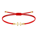 Pulsera de hilo rojo fino con amuleto de Cruz contra el Mal en acero dorado y cierre ajustable con cuentas.