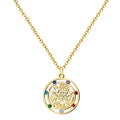 Colgante redondo de acero inoxidable dorado con el símbolo del Tetragrammatón en el centro, rodeado por 7 piedras de cristal de diferentes colores (rojo, naranja, amarillo, verde, azul, índigo, violeta) en el borde.