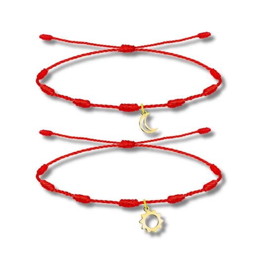 Pack de dos pulseras de hilo rojo de 7 nudos con charms de Sol y Luna en acero inoxidable con acabado dorado, regalo de San Valentín para parejas que simboliza la conexión día y noche.