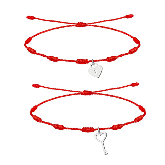 Pack de dos pulseras de hilo rojo de 7 nudos con charms de candado y llave en acero inoxidable plateado de alta calidad, regalo de San Valentín para parejas que simboliza amor exclusivo.