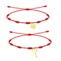 Pack de dos pulseras de hilo rojo de 7 nudos con colgantes de candado en forma de corazón y llave en acero inoxidable con acabado dorado, regalo romántico de San Valentín para parejas.