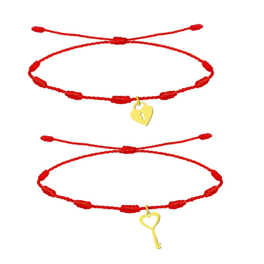 Pack de dos pulseras de hilo rojo de 7 nudos con colgantes de candado en forma de corazón y llave en acero inoxidable con acabado dorado, regalo romántico de San Valentín para parejas.