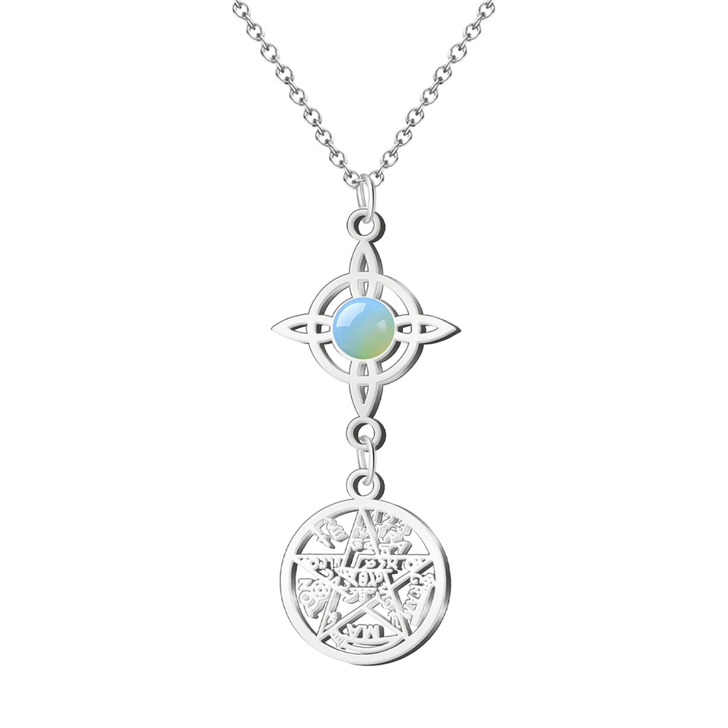 Colgante de acero plateado con Nudo de Bruja conteniendo una piedra Opalina (iridiscente) y medalla del Tetragrammatón. Amuleto de conexión angelical y equilibrio emocional.